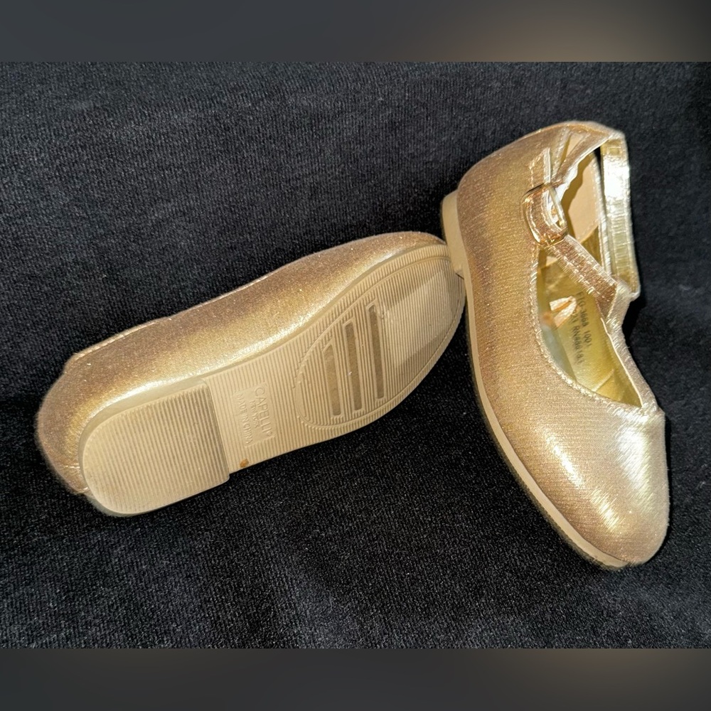 Every girl needs Gold shoes (Sz 8)